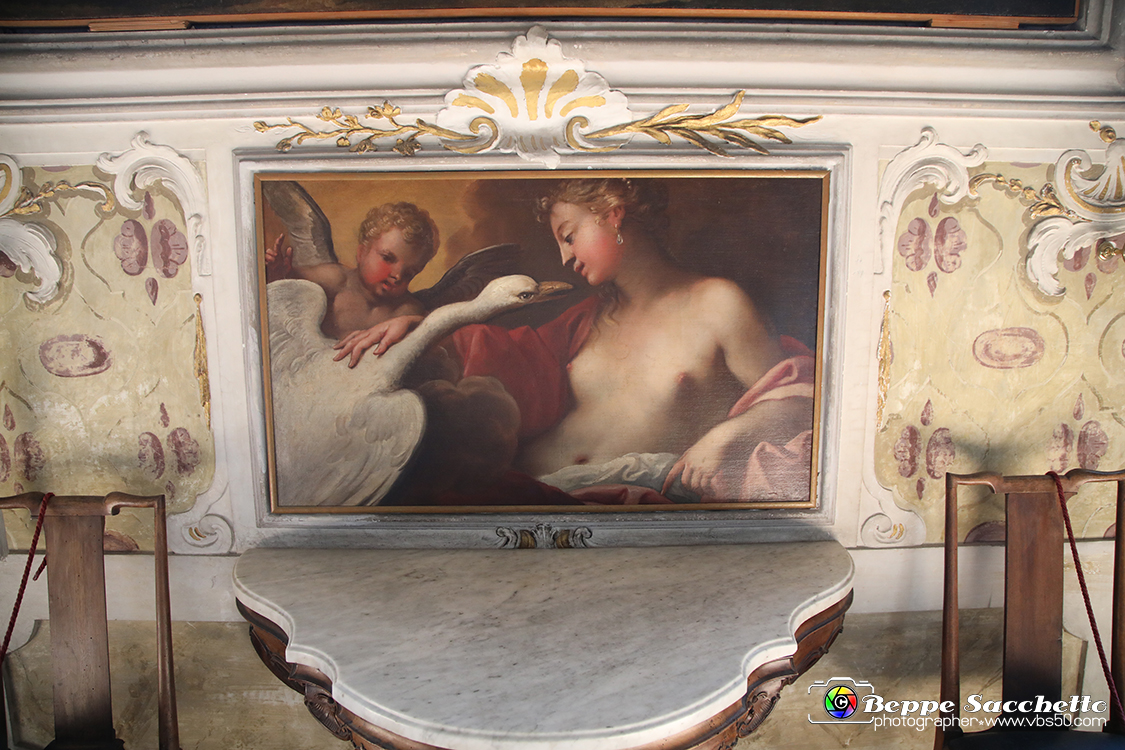 VBS_6741 - Villa Pisani - Stra (Venezia).jpg - SALA DEL TRIONFO DELLE ARTI  La sala prende nome dalla raffigurazione delle arti ritratte sul soffitto, opera di Giambattista Crosato (1686-1758): la Pittura al centro, con la Musica, la Poesia e la Scultura. Nella parte bassa il Tempo e la Vigilanza. Sullo sfondo del cielo, vola la Fama, con la tromba, in atto di proclamare le lodi dei Pisani. Alle pareti ritratti e dipinti di paesaggi, opere del '600 e '700. 